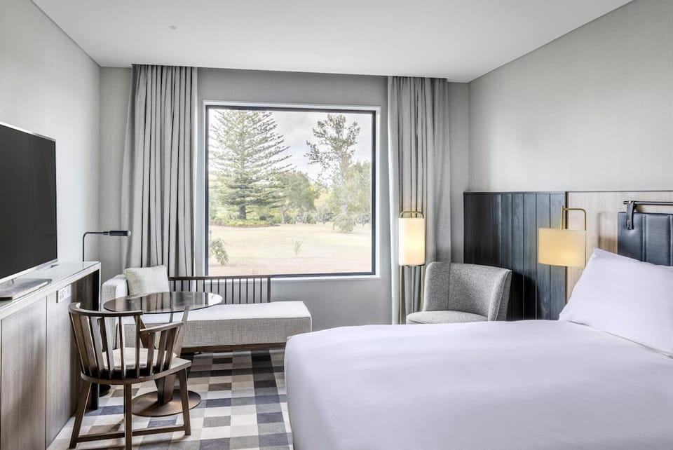 DoubleTree by Hilton Auckland Karaka – King Guestroom garden view with window seat and table for two