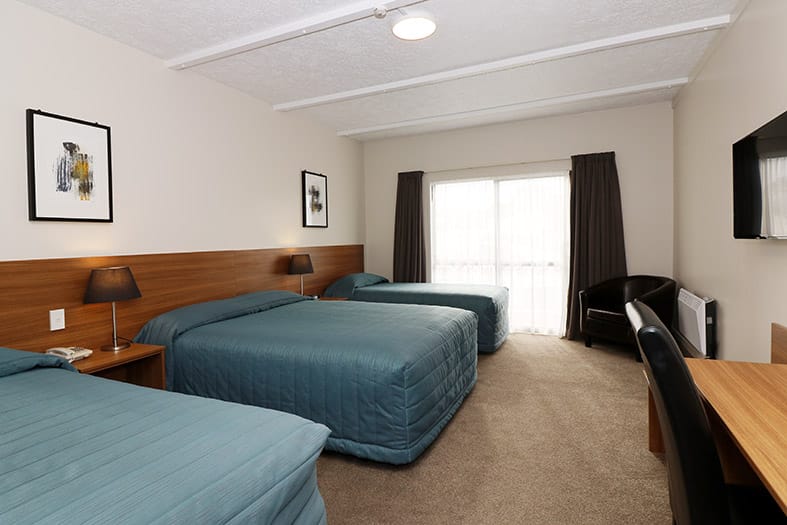 The Victoria Hotel Dunedin – Standard Room in triple configuration with three beds and desk
